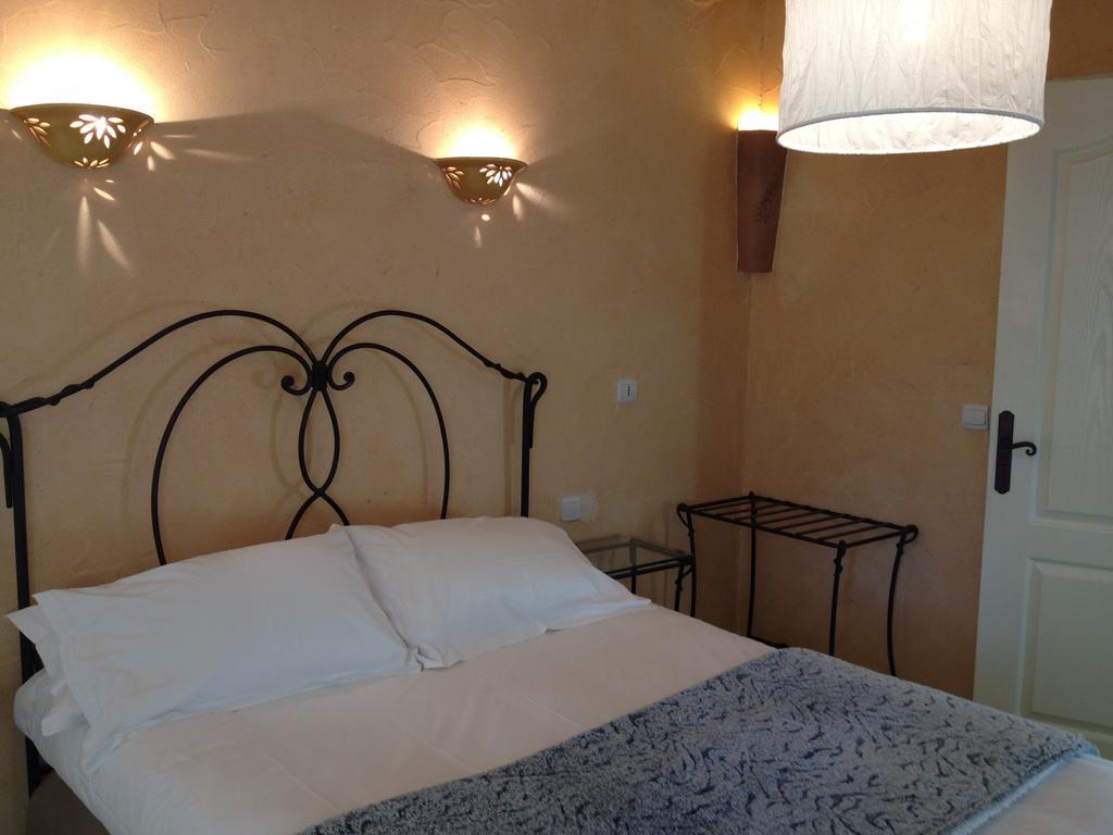 Hotel Lou Caleu Restaurant Le Rocher Des Abeilles Saint-Martin-de-Castillon Exterior photo