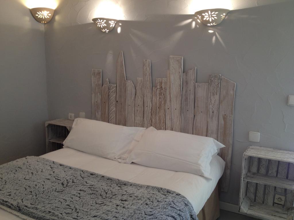 Hotel Lou Caleu Restaurant Le Rocher Des Abeilles Saint-Martin-de-Castillon Room photo