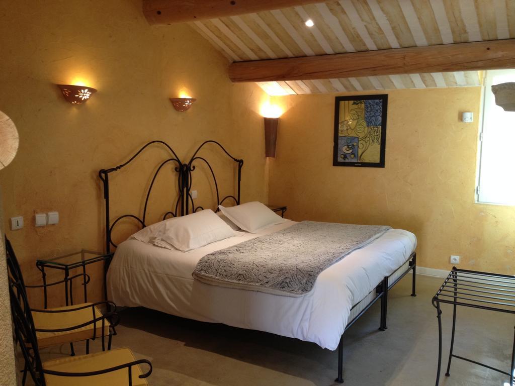 Hotel Lou Caleu Restaurant Le Rocher Des Abeilles Saint-Martin-de-Castillon Room photo