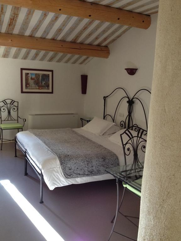Hotel Lou Caleu Restaurant Le Rocher Des Abeilles Saint-Martin-de-Castillon Room photo