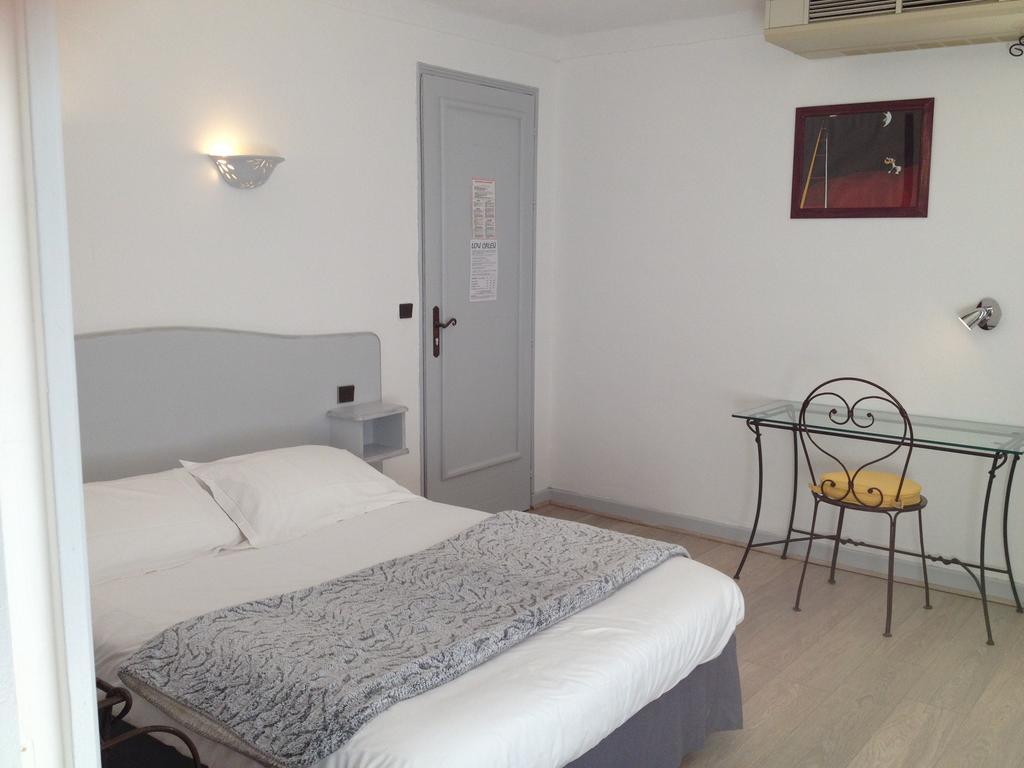 Hotel Lou Caleu Restaurant Le Rocher Des Abeilles Saint-Martin-de-Castillon Room photo
