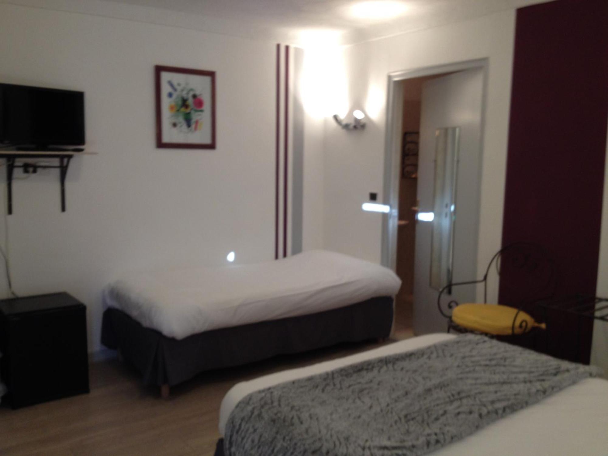 Hotel Lou Caleu Restaurant Le Rocher Des Abeilles Saint-Martin-de-Castillon Exterior photo