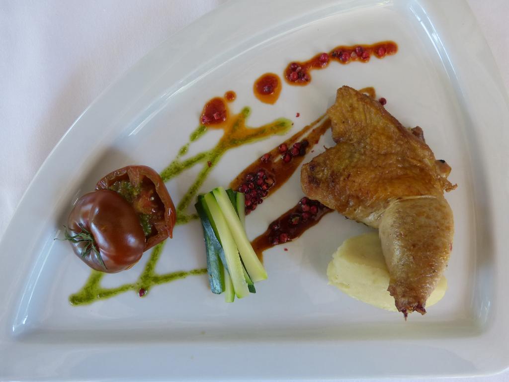 Hotel Lou Caleu Restaurant Le Rocher Des Abeilles Saint-Martin-de-Castillon Exterior photo