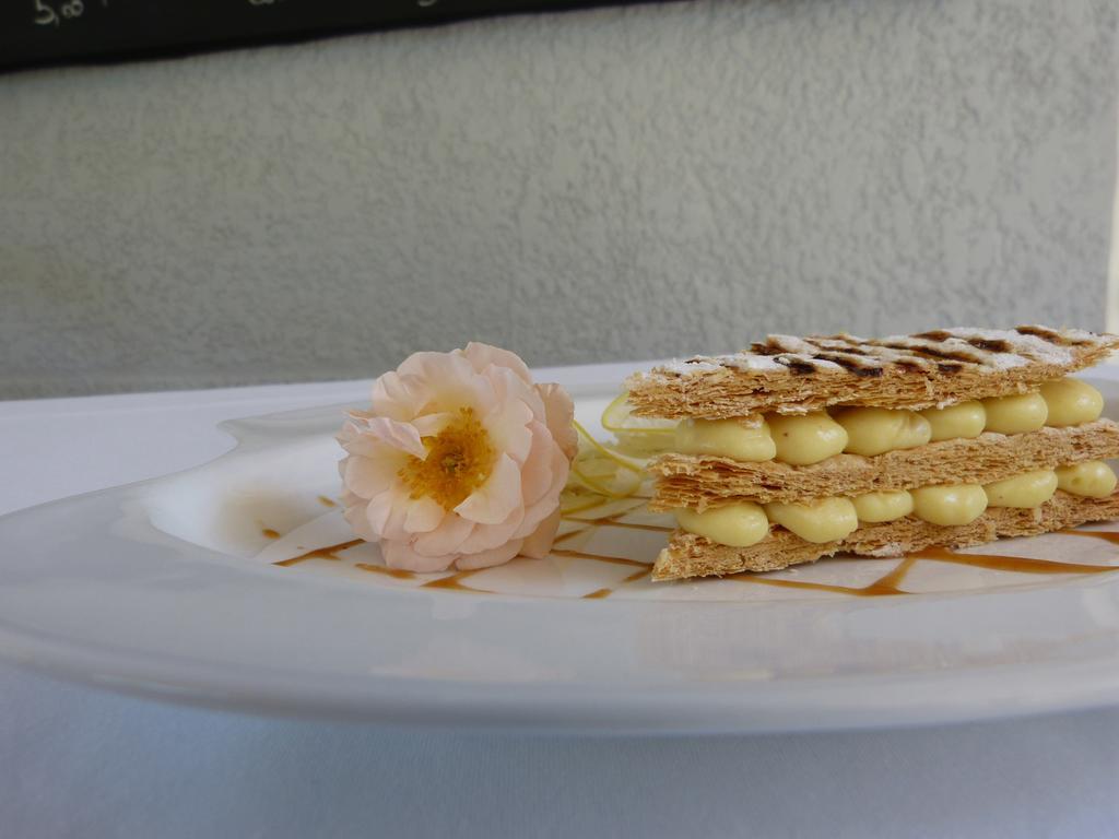 Hotel Lou Caleu Restaurant Le Rocher Des Abeilles Saint-Martin-de-Castillon Exterior photo