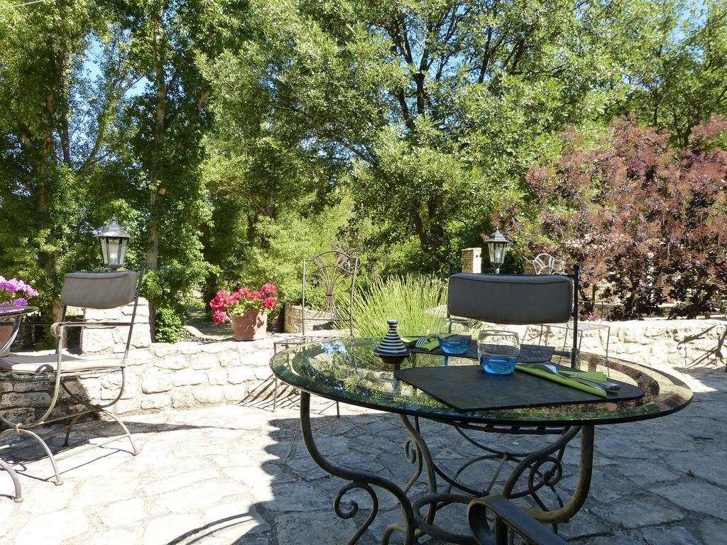 Hotel Lou Caleu Restaurant Le Rocher Des Abeilles Saint-Martin-de-Castillon Exterior photo